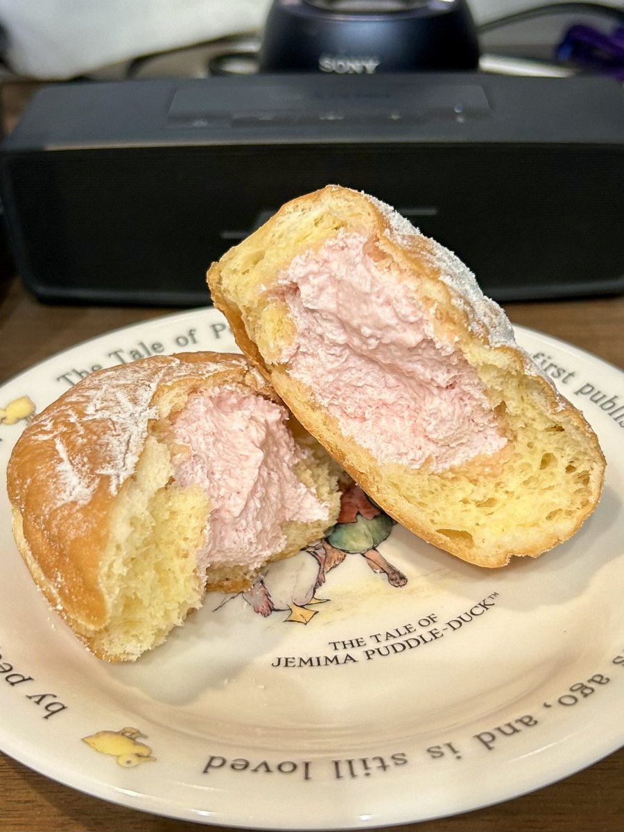 runnerDaibar's tweet image. おはようございます☘️
気温15℃、暖かいけど嵐の横浜☔️🌀
今日もよろしくです👍

朝食はこれ‼️
生ドーナツ いちこみるくホイップ
#ファミリーマート 

めちゃ美味いから何回もリピ😋🍩
とにかくクリームの量がすごい💕
おすすめです✨