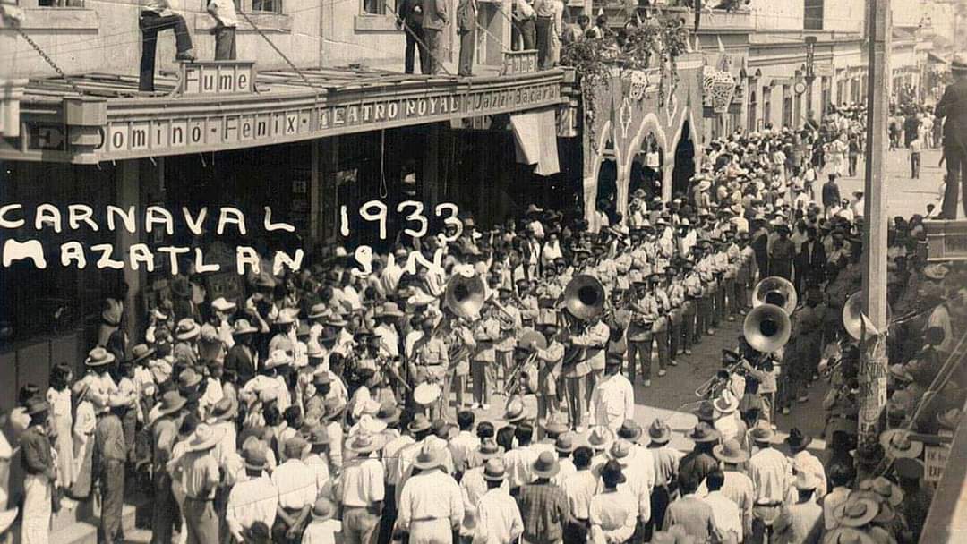 Carnaval de Mazatlán .
1933.
La banda surge en el siglo XIX con una combinación de géneros europeos como polkita, vals y mazurca.

En el porfiriato entonaban marchas y música clásica.

En 1920 nace la banda como hoy se le conoce.
VIVA LA BANDA.
#MéxicoTierraSagrada