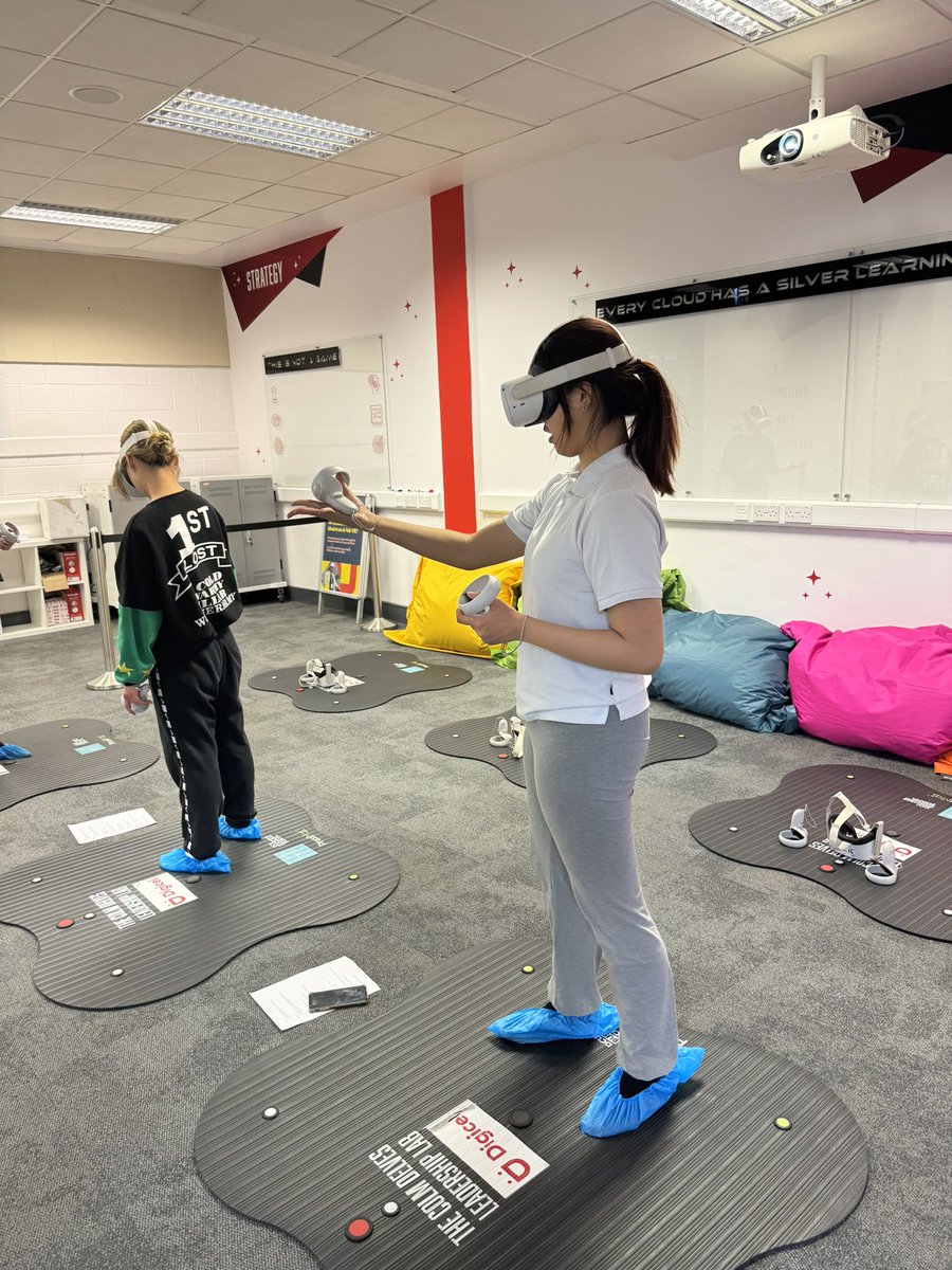 DrMengdiWang's tweet image. Taking my students on another VR journey to explore Chinese language &amp;amp; culture in the VR lab @BusinessDCU! They had a blast working together to defuse 💣 using Chinese! Dived into the Song dynasty by visiting a famous Chinese painting 清明上河图
#ChineseLanguageLearning @DcuSalis