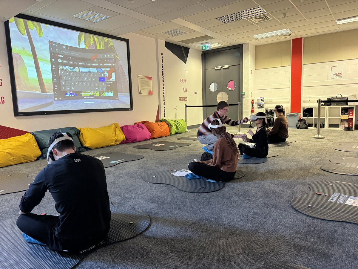 DrMengdiWang's tweet image. Taking my students on another VR journey to explore Chinese language &amp;amp; culture in the VR lab @BusinessDCU! They had a blast working together to defuse 💣 using Chinese! Dived into the Song dynasty by visiting a famous Chinese painting 清明上河图
#ChineseLanguageLearning @DcuSalis