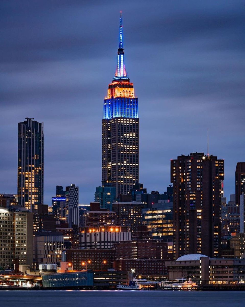 Lighting tonight in celebration of the @mets Home Opener Text CONNECT to 274-16 to get alerts on our Lights! Watch tonight's lighting here: esbo.nyc/xm5 📷: baggettimages/IG