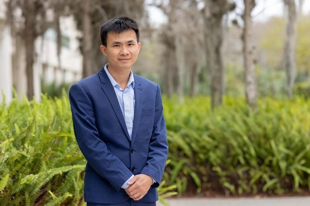 Congratulations to Dr. Hung Nguyen, 2024 UCF Reach for the Stars honoree, a recognition of his contributions to groundbreaking research and academia! The prestigious award is second only to Pegasus Professor as UCF’s highest faculty honor. Read more: med.ucf.edu/news/dr-nguyen…