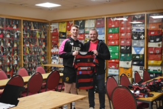 Prop Jacob Squires & No. 8 Jac Bennett are delighted to receive their @RedAndBlacks match shirts from Ken. Enjoy the day tomorrow boys, they don't come around too often! Pob lwc 🔴⚫️🏉