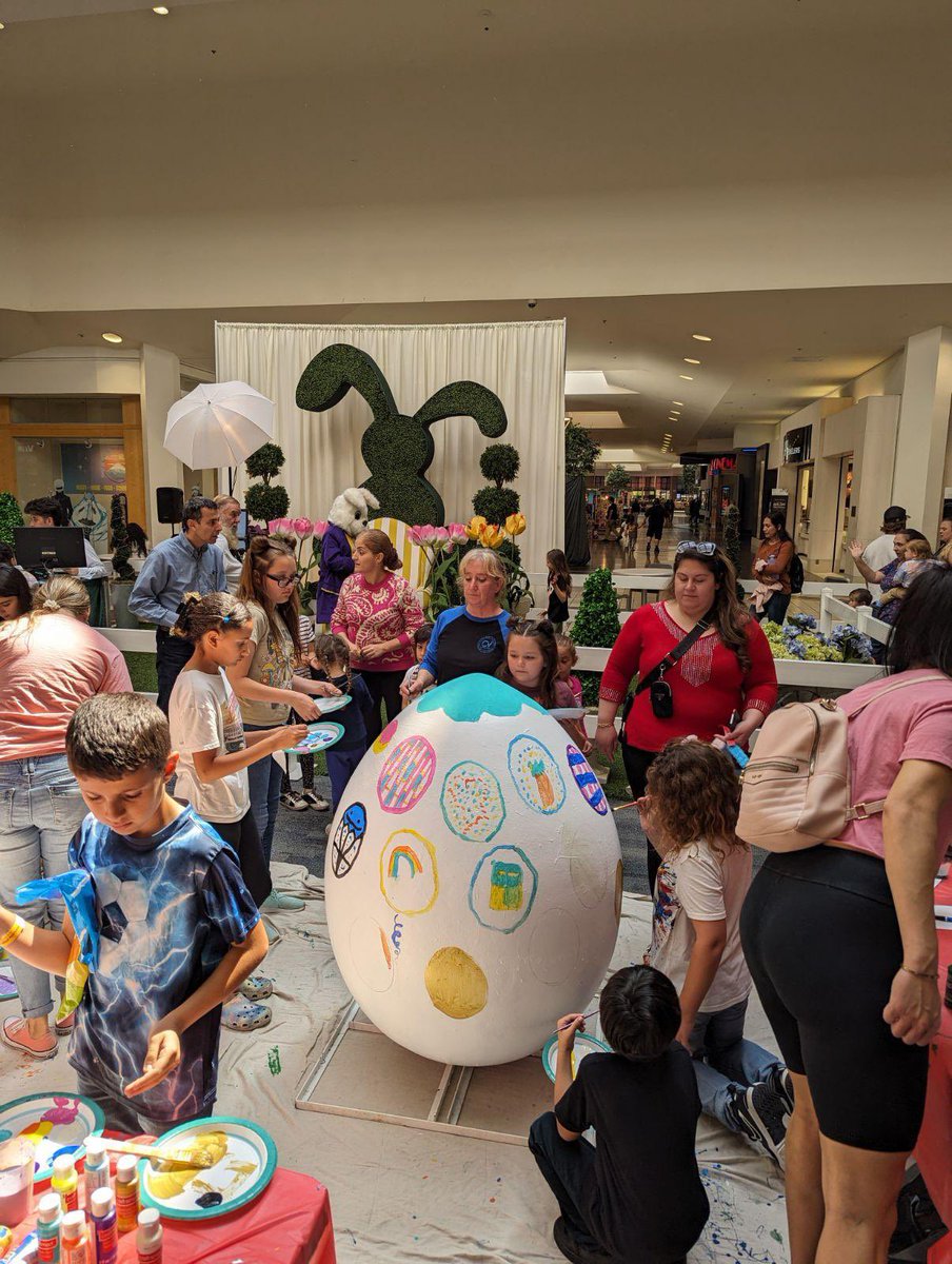 Hooray for the Johnson Jaguars painting a giant Easter egg at Parkway Plaza! @CajonValleyUSD