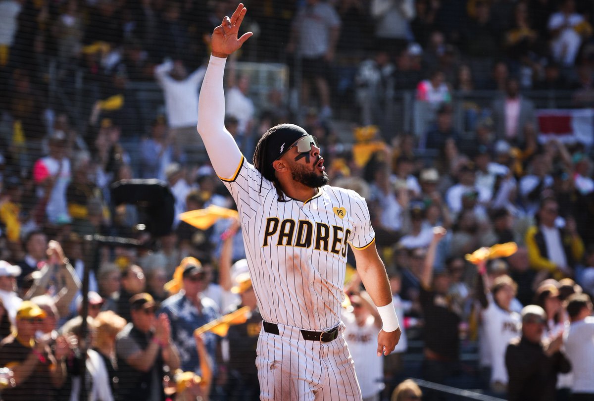 Padres start the season on a win, beating the Giants 6-4 this afternoon at Petco Park. @sdut