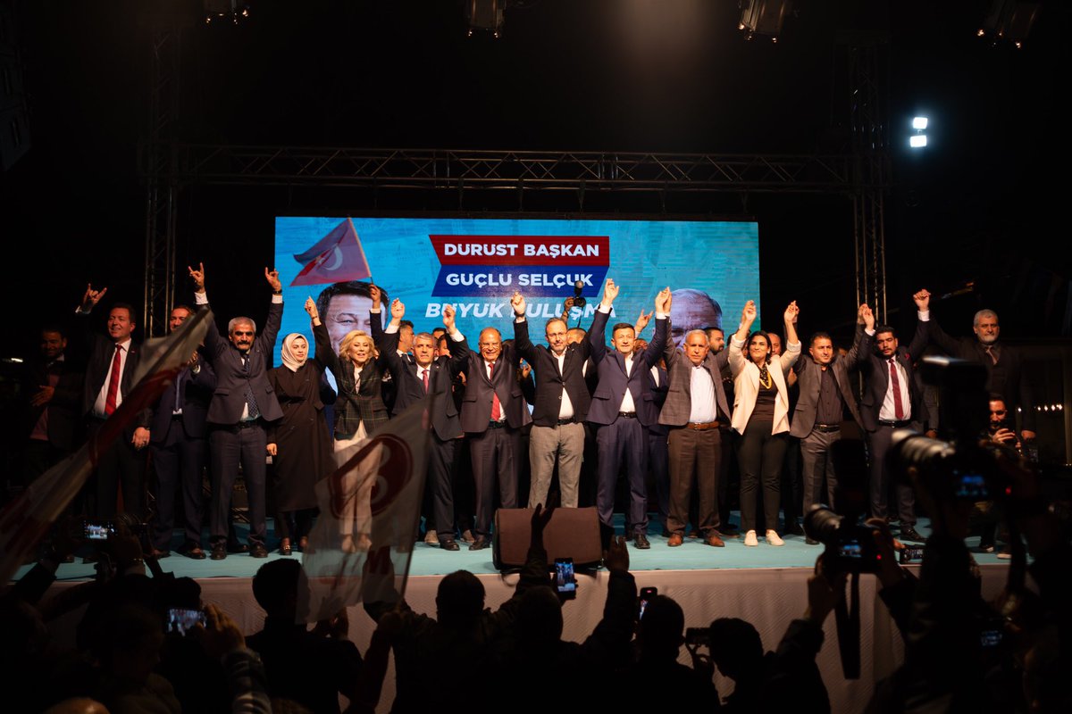Selçuk, tarihi bir gün daha yaşadı. Güzel kentimizin kalbinde düzenlediğimiz mitingde İzmir Büyükşehir Belediye Başkan Adayımız Sn. Hamza Dağ'ı, AK Parti İzmir Milletvekilimiz ve önceki dönem Gençlik ve Spor Bakanımız Sn. Mehmet Kasapoğlu'nu ve kıymetli hemşerilerimizi ağırladık.