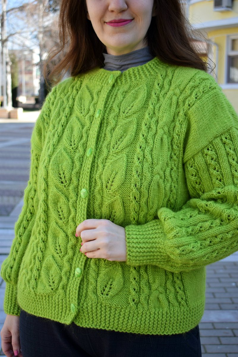 The Wild Ivy cardigan is available in all sizes and 17 colors in my shop. 🌿🌿🌿 Handknitted from soft angora yarn, this beautiful cardi is so light, comfortable to wear and perfect for the spring. 🧚‍♀️