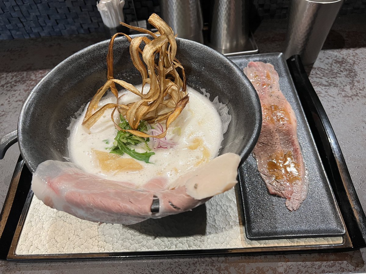 鶏soba座銀のラーメンと肉寿司
あっさりしていてとても美味しい😋
上に乗ってるゴボウチップも口直しに良い

 #ゆずラー会