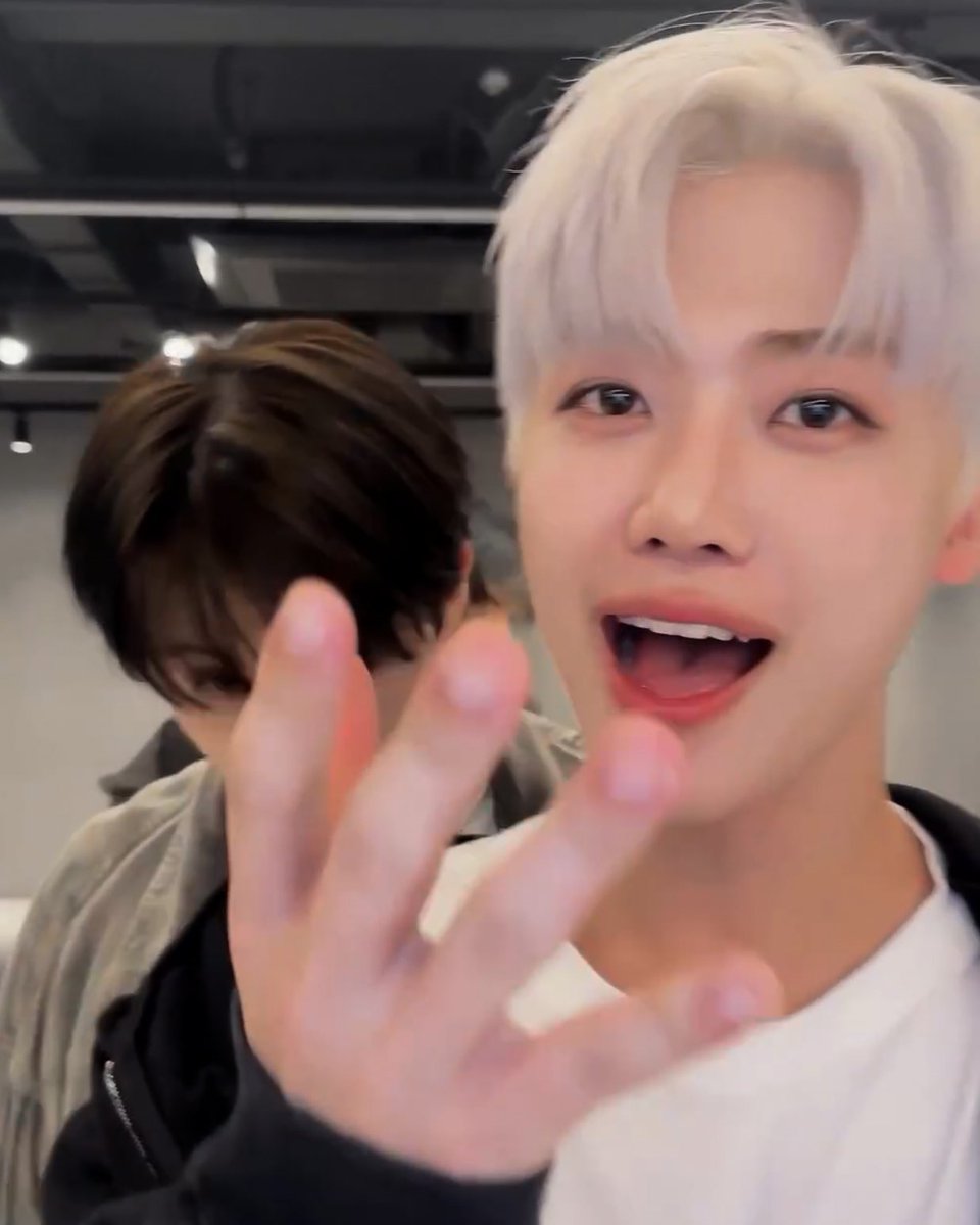 * 𝙪𝙣🍸 tweet media