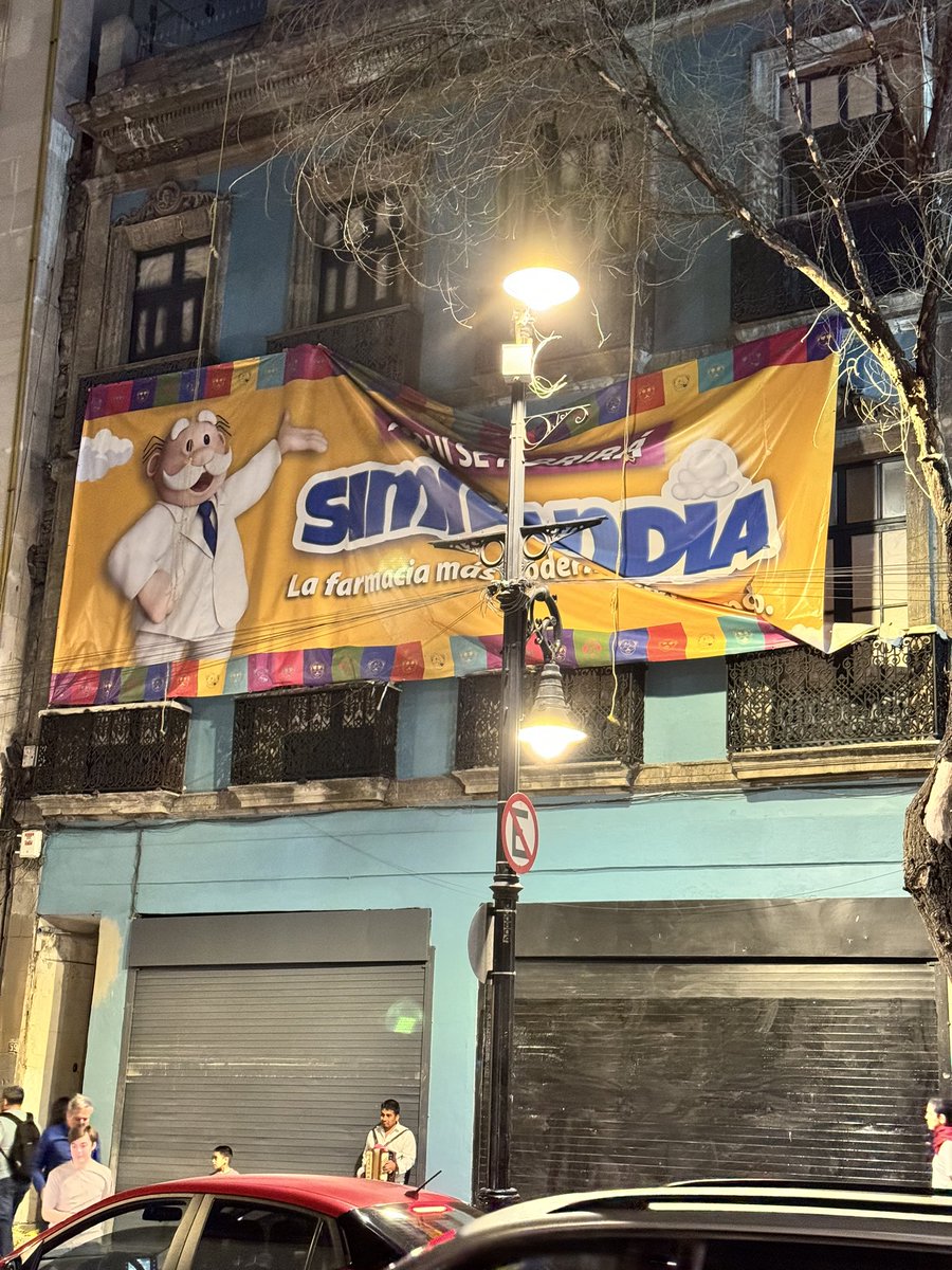 La segunda unidad de Similandia ya prepara su apertura en el corazón de la CDMX, en la calle de 5 de mayo. Wooow con el éxito y el posicionamiento de la figura del Dr. Simi 👀