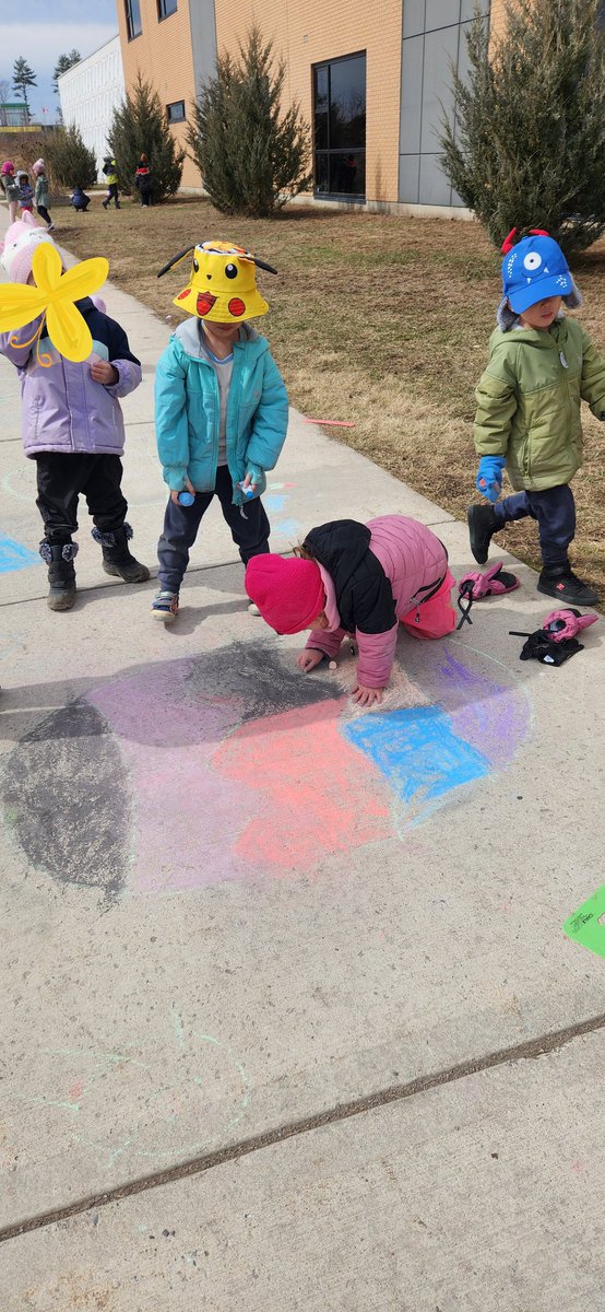 Chalk art!
#kindergarten #outdoorlearning #howdoeslearninghappen