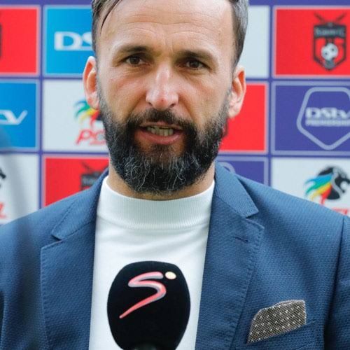 @SNA_withAndile And people believe this rubbish coach over @coach_rulani? Why cause he's young, black nd succesful?

Envy is a disease in this country. If this was a said about Rulani, @iDiskiTimes, @braMahlatsi, @UnplayableZA, @Soccer_Laduma nd @Lorenz_KO would've each posted it 5 times already