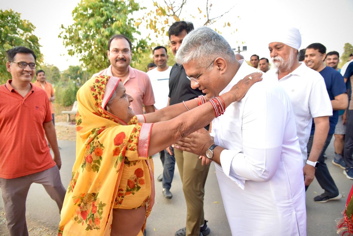 byadavbjp's tweet photo. अलवर में सुबह का संवाद चाय, योग, हंसी ठहाकों और माताओं के आशीर्वाद के साथ। https://t.co/qVE290H3TX
