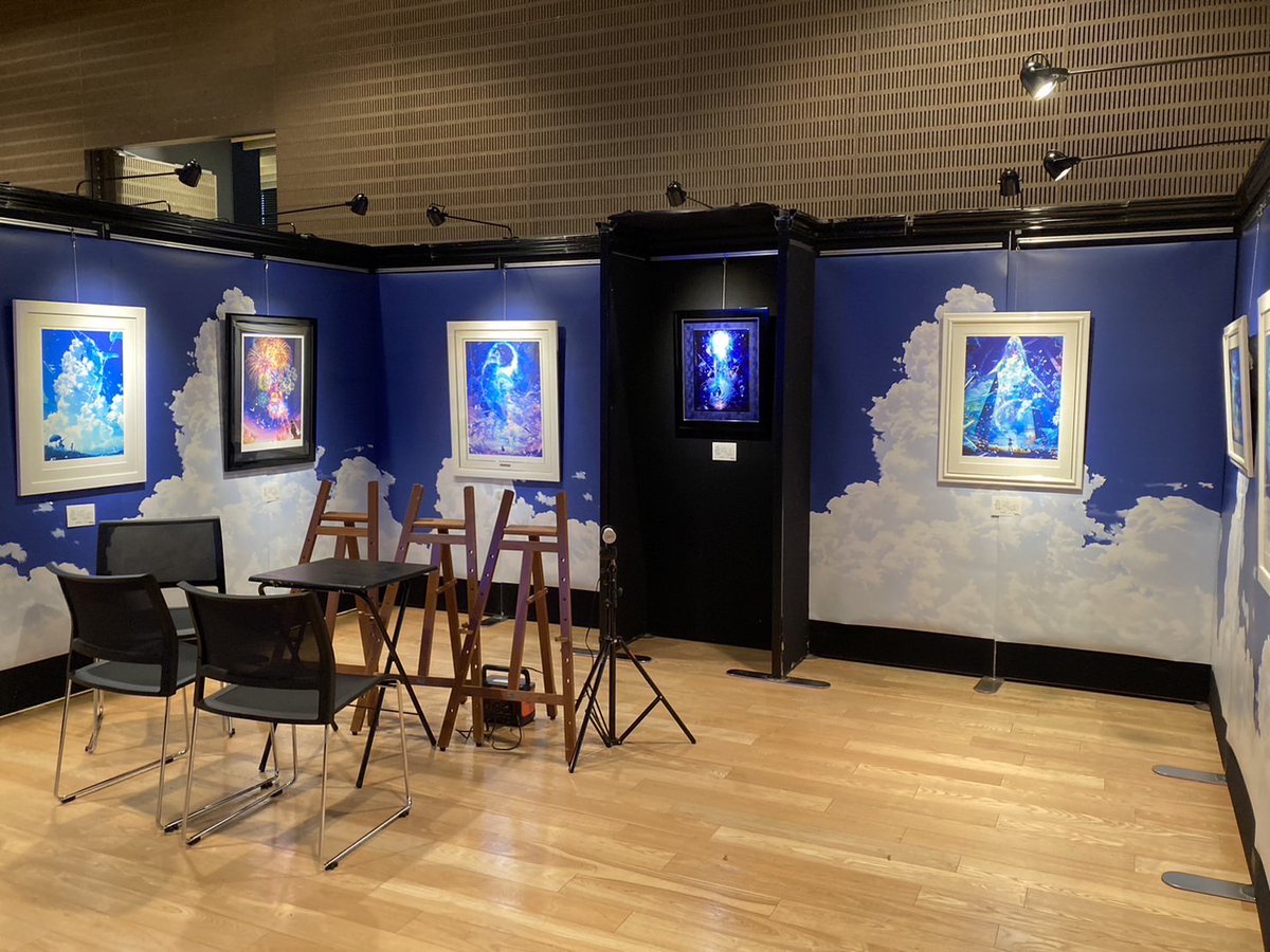 【大好評開催中🔥🔥】
まころん展～空を泳ぐ～東京/浅草橋会場

～会場内リポート～
まずは巨大看板が皆様をお出迎え💕
こちらは撮影⭕️ですので記念に１枚📸いかが❓

そして‼️

#まころん 先生(<a href="/makoron117117/">まころん🐳 コミケ107南g20aミク新刊</a>)が描く青の世界観を全面的にイメージした版画展示ブース🐳