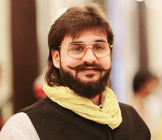 JaikyYadav16's tweet image. यह अब्बास अंसारी हैं, ये मुख्तार अंसारी के बेटे हैं। कल मुख्तार अंसारी की जेल में मौत हो गई है। अब्बास अंसारी इस वक्त सुहेलदेव भारतीय समाज पार्टी से विधायक हैं।

यह वही सुहेलदेव भारतीय समाज पार्टी है जो अभी उत्तर प्रदेश में BJP के साथ है, यानि की जिस पार्टी से अब्बास अंसारी…