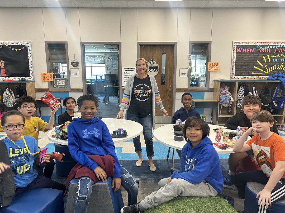 angelaatkagan's tweet image. Lunch with my boys today! #mrspink4thgrade