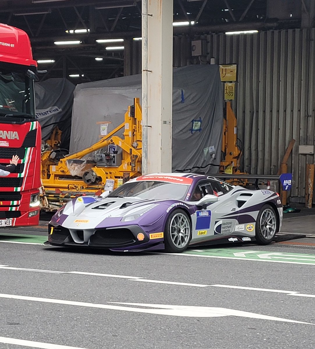 昨日の成田空港貨物地区の様子。
爆音でした！
カッコ良すぎ～！
#Ferrari488
#challengeevo