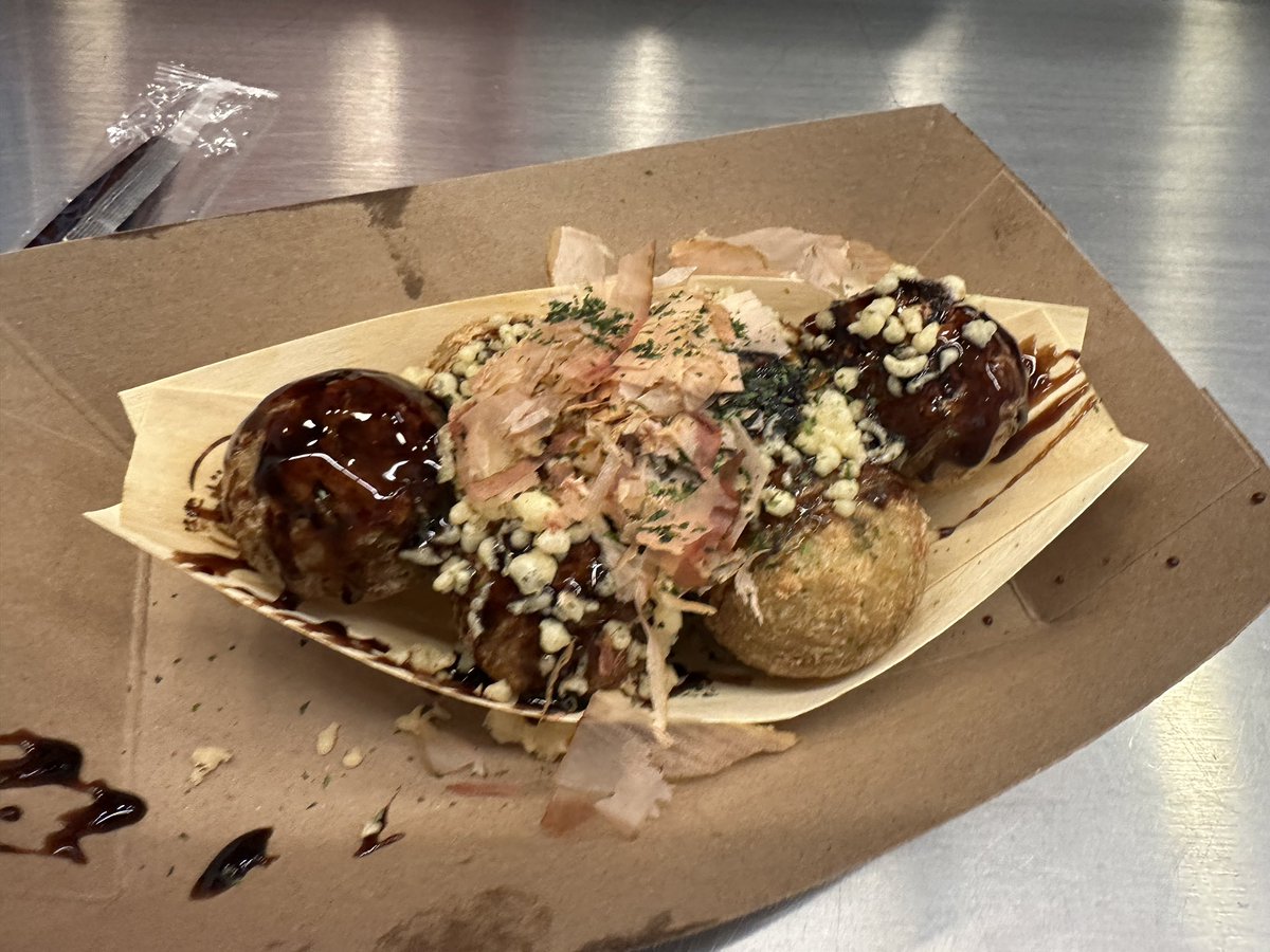 ドジャースタジアムにオープンしたばかりの「築地銀だこ」へ。 6個入りで13.99ドル（約2110円）です。今回はスタジアム限定の「Tempura  &Sweet soy souce」にしましたが、天かすと醤油風味のタレがマッチして美味しかったです。楊枝ではなく、フォークで食べるスタイルで ...