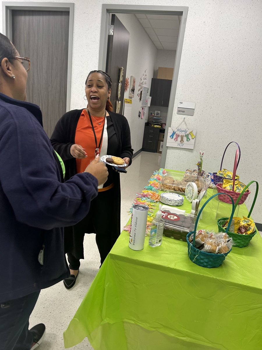 We appreciate ALL that you do! A Spring Treat for a Team so Sweet staff appreciation! 🌷🍬💙💚 @DrWynneLaToya