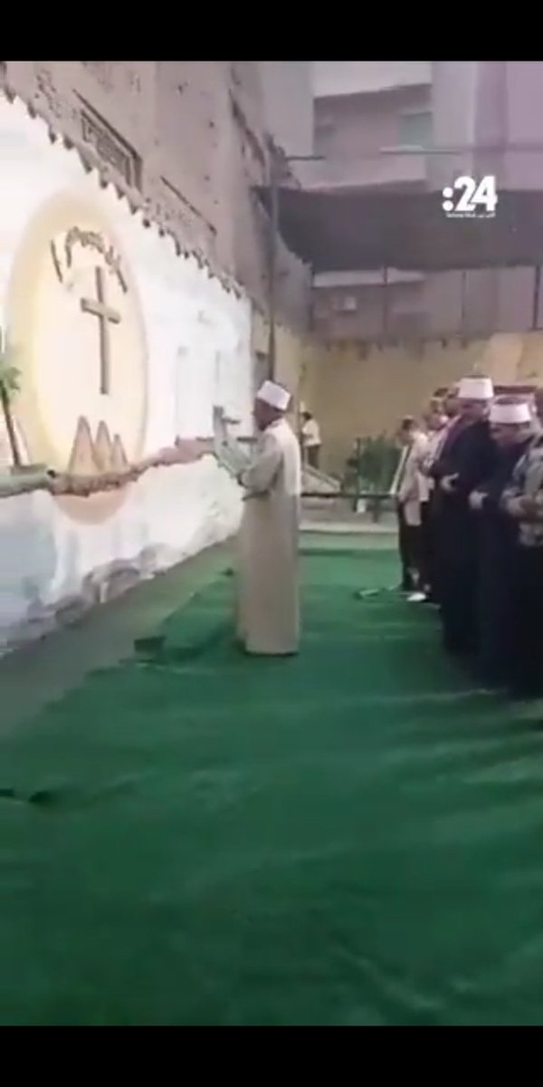 كلنا أخوات طبعاً 
مسلمين ومسيحيين
لكن مشهد زي ده عشان تبحث عن التريند 
بجد والله لا تعليق 
لكن الواحد ف أشد الحزن والله 💔