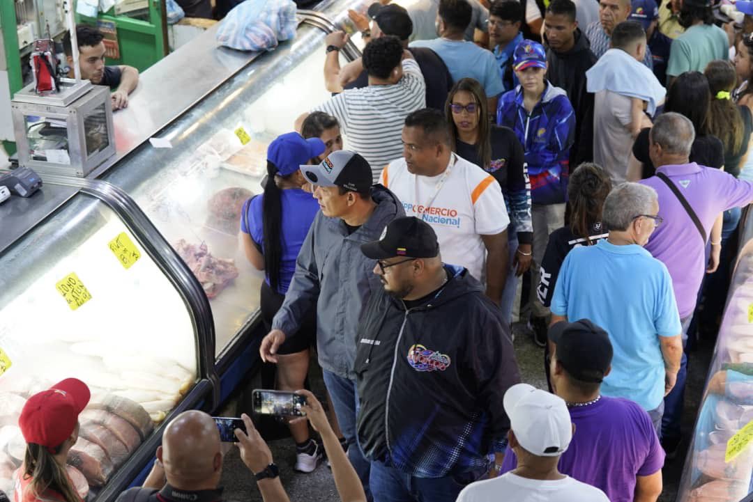 Cómo parte del despliegue de nuestro @mincomnacional para garantizar los derechos socioeconómicos del pueblo en esta Semana Santa, realizamos una inspección en el Mercado Municipal Muelle Pesquero, de la Guira. Junto a representantes de la Alcaldía de Vargas, @sencamercalidad,