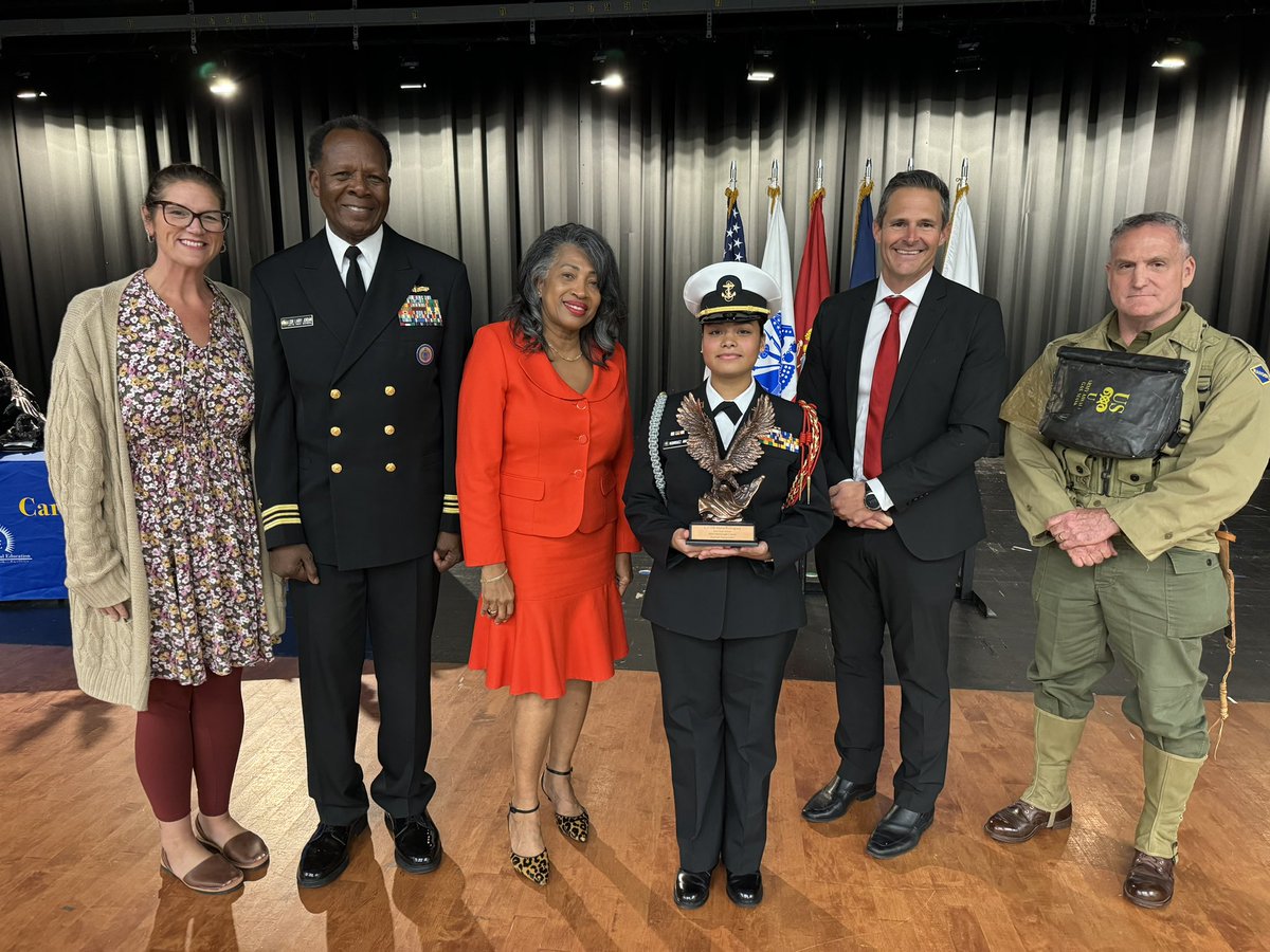 I started the day with student awards and ended the day with student awards! Congrats to @delgardo_III for earning the Alston 'Mac' McGahagin Boys Basketball Award and María Rodriguez Anaya for being honored as @APLetoHigh NJROTC Cadet of the Year!