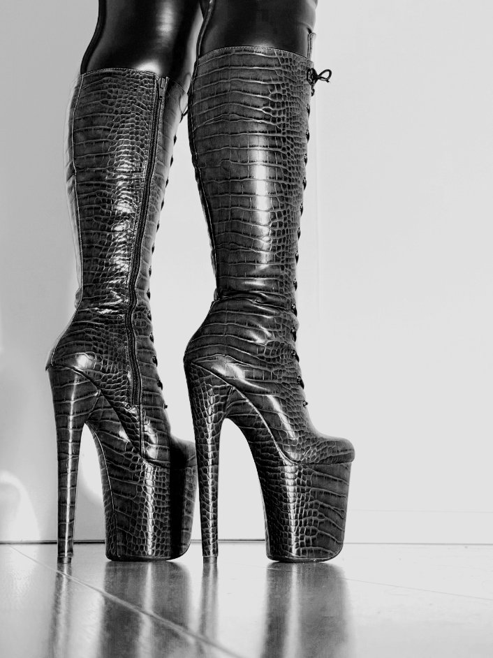 DivineJennifer_'s tweet photo. Catching grown males staring directly at my high heel leather boots in public is so entertaining🤣

Bitches badly wanna suck, kiss, lick, worship the boots of a goddess, who can degrade them while looking sexy asf!

#mistress #goddess #bootworship #bootbitch #bootlicker #femdom https://t.co/8ekcU3kaSH
