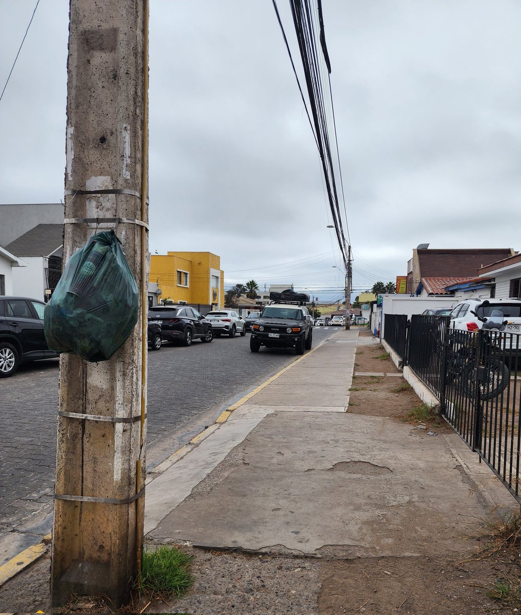 ximones7's tweet photo. #LaSerena calle Gómez Carreño (calle frente al coliseo) con Las Rojas, vehículo mal estacionado @MiRadiols @CarabCoquimbo https://t.co/FuNDtmjDNB