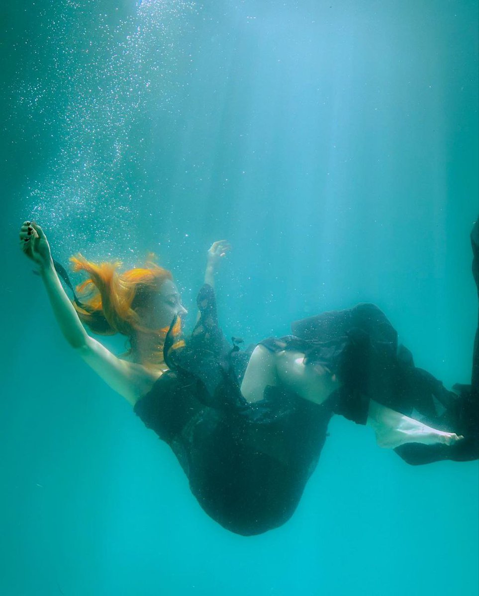 🫙: drowned in thoughts.