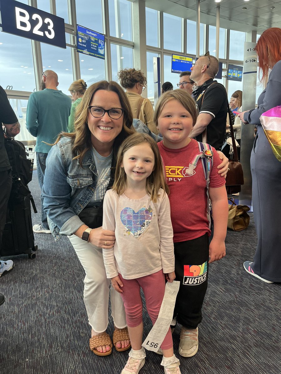 sarah schneider (@sarandy4) on Twitter photo Found some <a href="/LPSFranklinElem/">Franklin Elementary</a> friends while at the airport coming home from Spring Break. Found some <a href="/LPSFranklinElem/">Franklin Elementary</a> friends while at the airport coming home from Spring Break.