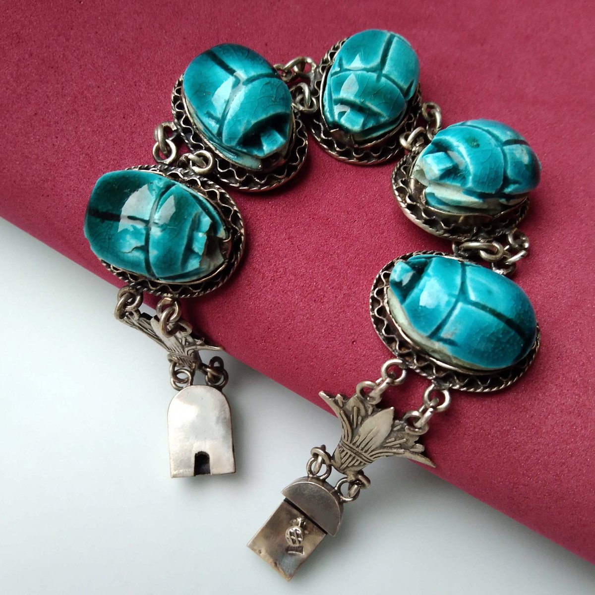 sochicfinds.com/products/egypt…
800 Silver Egyptian Revival Blue Scarab Link Bracelet 1940s #800Silver #EgyptianRevival #BlueScarab #LinkBracelet #1940sJewelry #ScarabBracelet