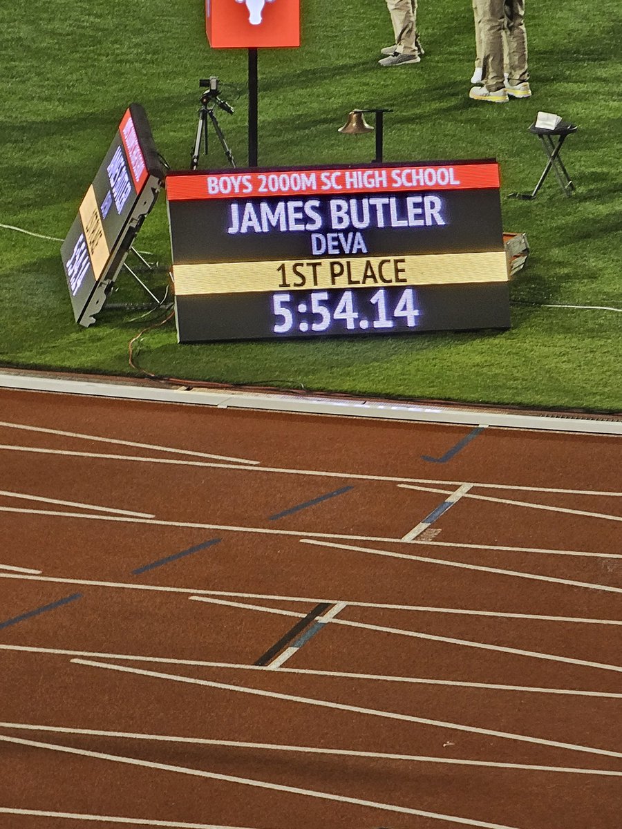 Cardinal Nation, we are pleased to announce that the 2000M Steeplechase High School Men's Division record has Del Valle's name on it. James Butler won the race and set a new meet record in the process. Time: 5:54.14 @dvisd_athletics