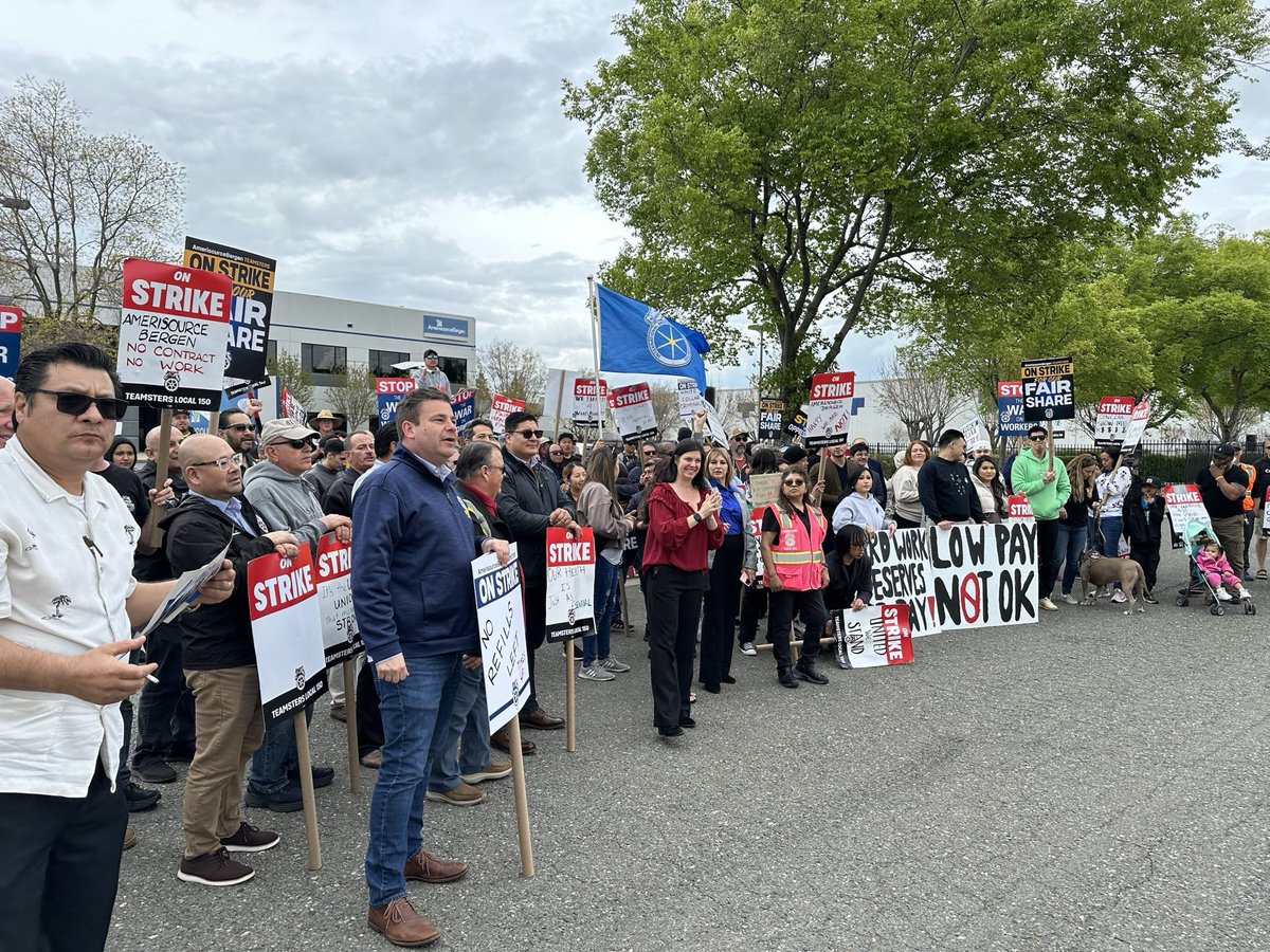 On the picket line w/ #TeamstersLocal150 members fighting for a good contract! Cencora/AmerisourceBergen’s CEO took home $138 million in 4 yrs while warehouse workers were DENIED fair wages & dependable benefits. Strikes aren’t easy, but when we fight we win! #NoContractNoPills
