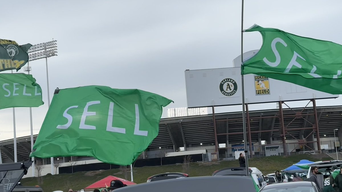 AssistantDS's tweet image. SELL THE TEAM!!!