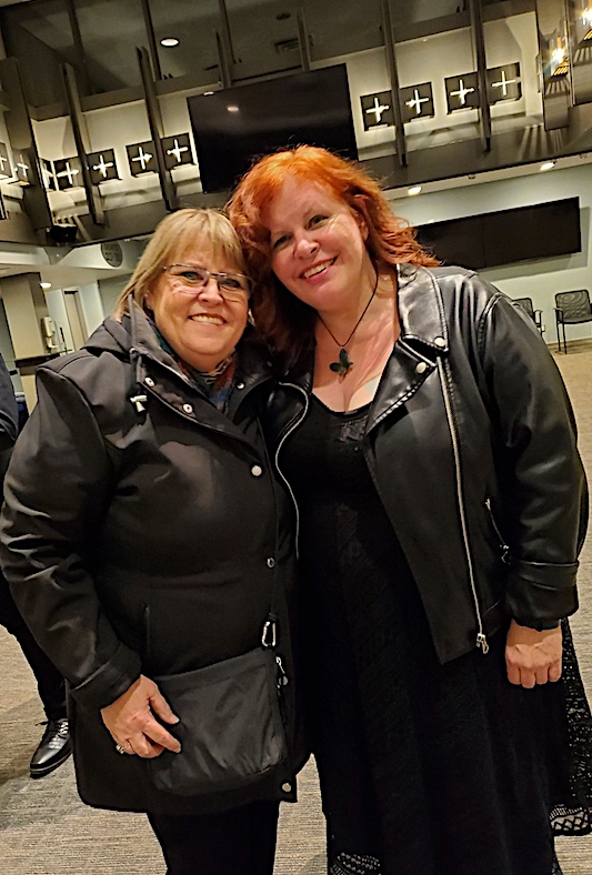 📸 The Sound Cafe's Anne Connor snapped with the wonderful Suzie Vinnick at the Oakville Centre for the Performing Arts! 🎤 Don't miss out on the magic! thesoundcafe.com/post/review-a-… @suzievinnick @portermusicmgmt