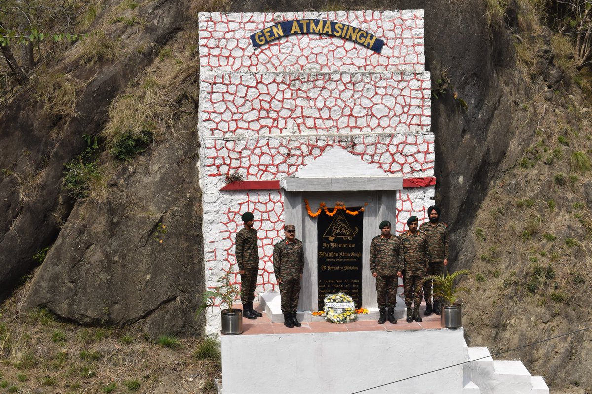 westerncomd_IA's tweet photo. #OurVeteransOurPride
On the Occasion of the 82nd Raising Day of #TigerDiv, a wreath was laid at the memorial of Maj Gen Aatma Singh, the first GOC of the Division on the Jammu-Udhampur Highway. His legacy of valor & sacrifice continues to inspire all.
#NashakNavtara
@adgpi https://t.co/zhGlT0dem6