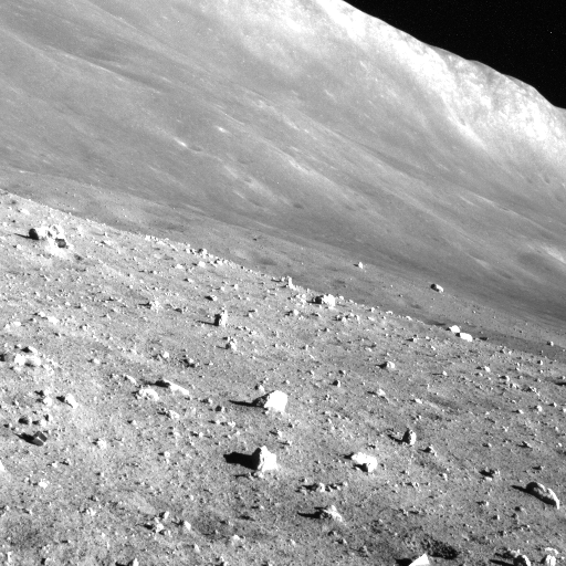SLIM_JAXA's tweet photo. 昨晩は少し温度が下がったため先日撮影した航法カメラのデータを無圧縮で受信しました。遠方の十字配置のクレーターまでは約7km、その後ろの山までは約29kmあります。大気によるかすみがないことや地平線までの距離がことなることから距離感が地球とだいぶ異なります。 https://t.co/Q54k77l7tR
