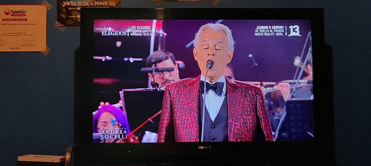 Cristobalgut998's tweet photo. Andrea Bocelli en la Quinta Vergara #LaNocheMagicaDeAndreaBocelli https://t.co/VscExAUh34