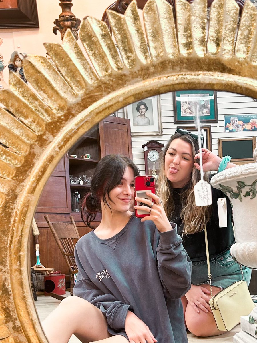 BASHFULBAI's tweet photo. hey twitter, long time no see 

so here’s me &amp; bestie the other day 🤍 https://t.co/wIVXk0qU9F
