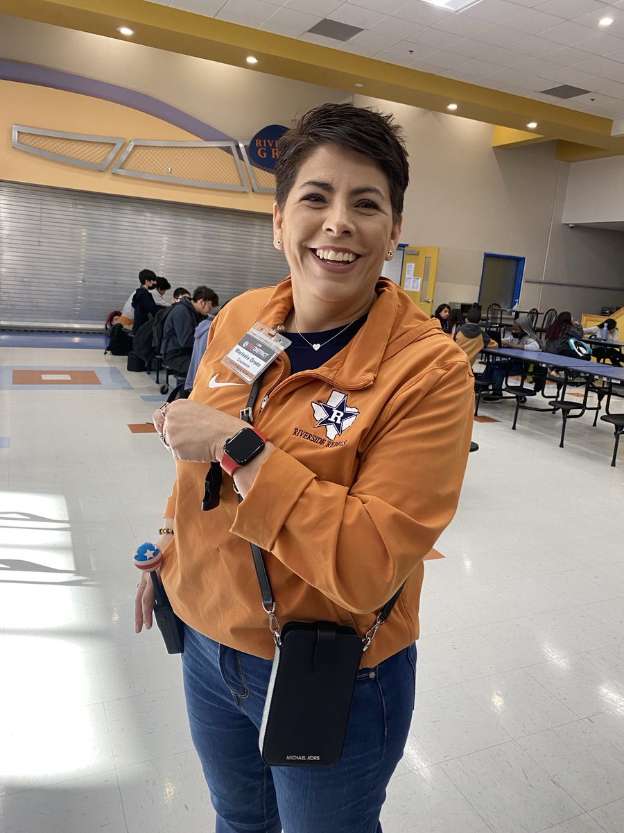 Our happy counselor, Ms. Grado, being a trooper and assisting with morning cafeteria duty with a huge smile in her face 🧡⁦@FORtheValley_DM⁩ ⁦@DannyBustos14⁦@AndreaMorse26⁩