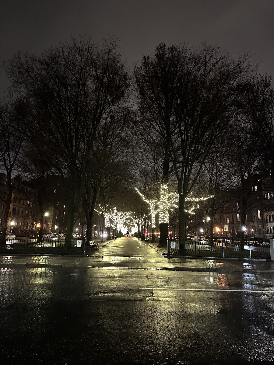 Day 88 #100Daysofwalking A rainy night in the neighborhood. ☔🌂 #RainDrops #RainyDayWalks #RainyDayPhotography #MentalHealthAwareness @mnamheiricea @NewstalkFM @NTBreakfast