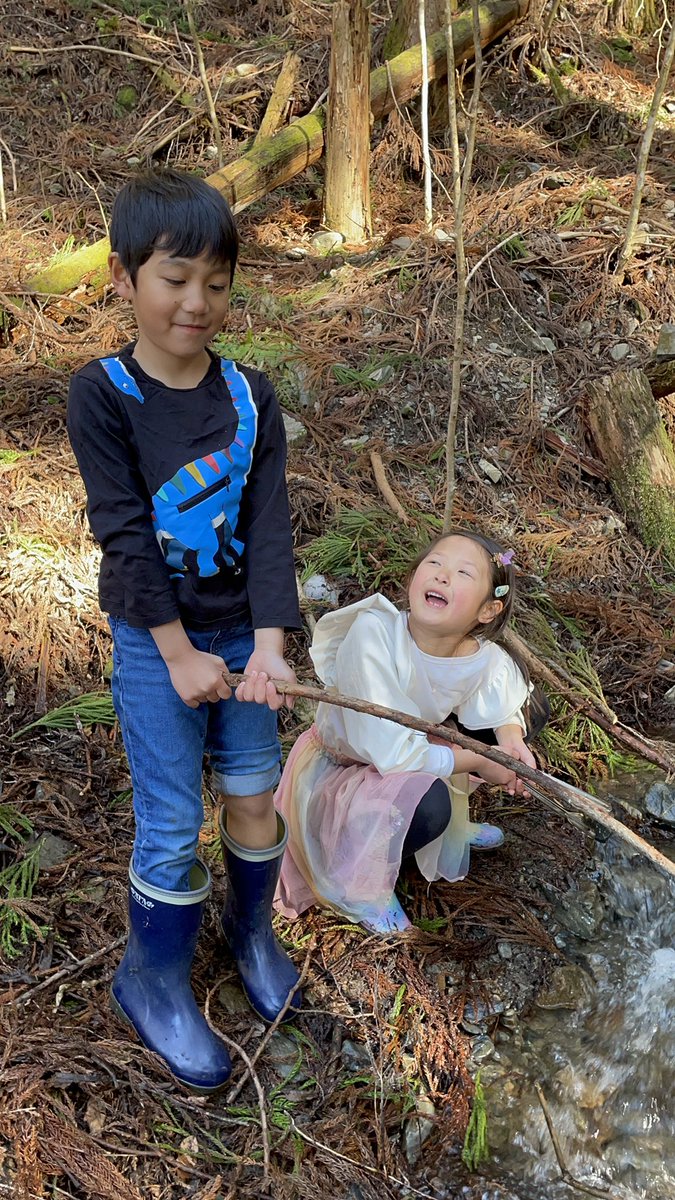 cosato_official's tweet photo. 辰野町も遂に冬が明けて暖かくなってきました。
今回は川原に残っていた雪で遊んだり、沢の探検をしたり、BBQにヤギの餌やりと、体験盛りだくさんでした!🐐
#CoSatoLife #CoSato #行きつけの田舎 https://t.co/LbnUsE1Bib