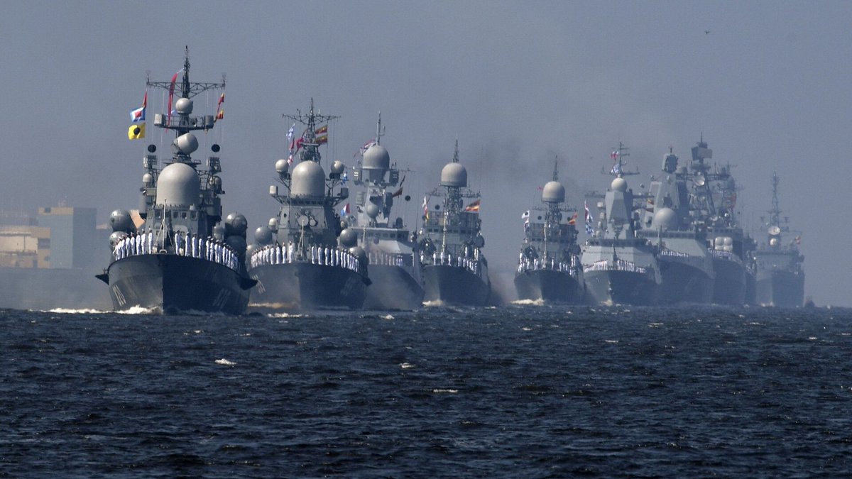 BREAKING:e Sea Confrontation between Russia and NATO   brewing in Red Sea  .The #Russian  Pacific fleet has entered the Red Sea, making its way to the coasts of #Yemen  where multiple American and British ships carry out strikes against the #Houthis .  Reports claim a small fleet
