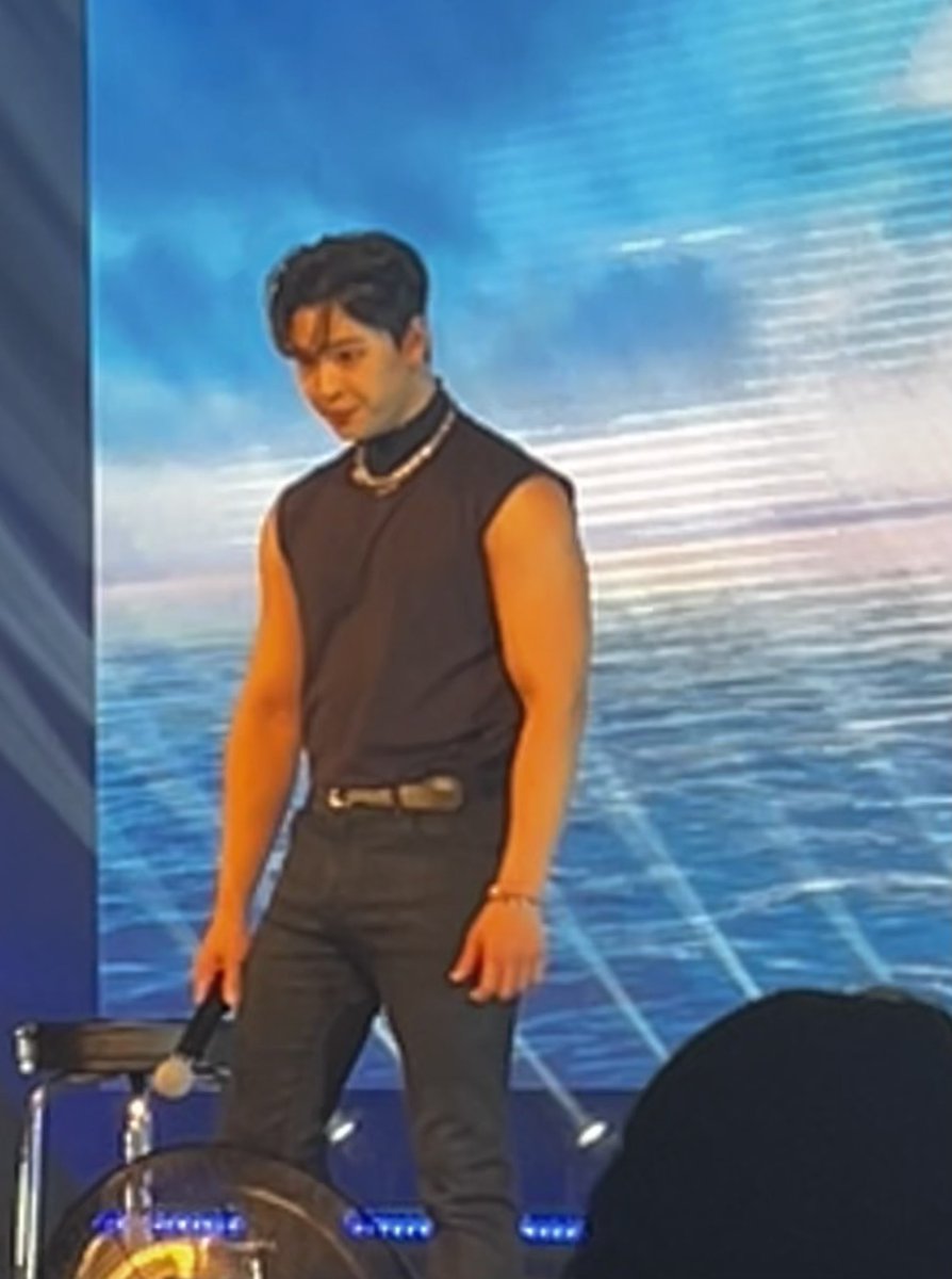 totwinklemoon's tweet photo. I knew leedo’s outfit looked familiar… 
#OneusInLouisville #OneusInUS https://t.co/KmnzYwH4H0