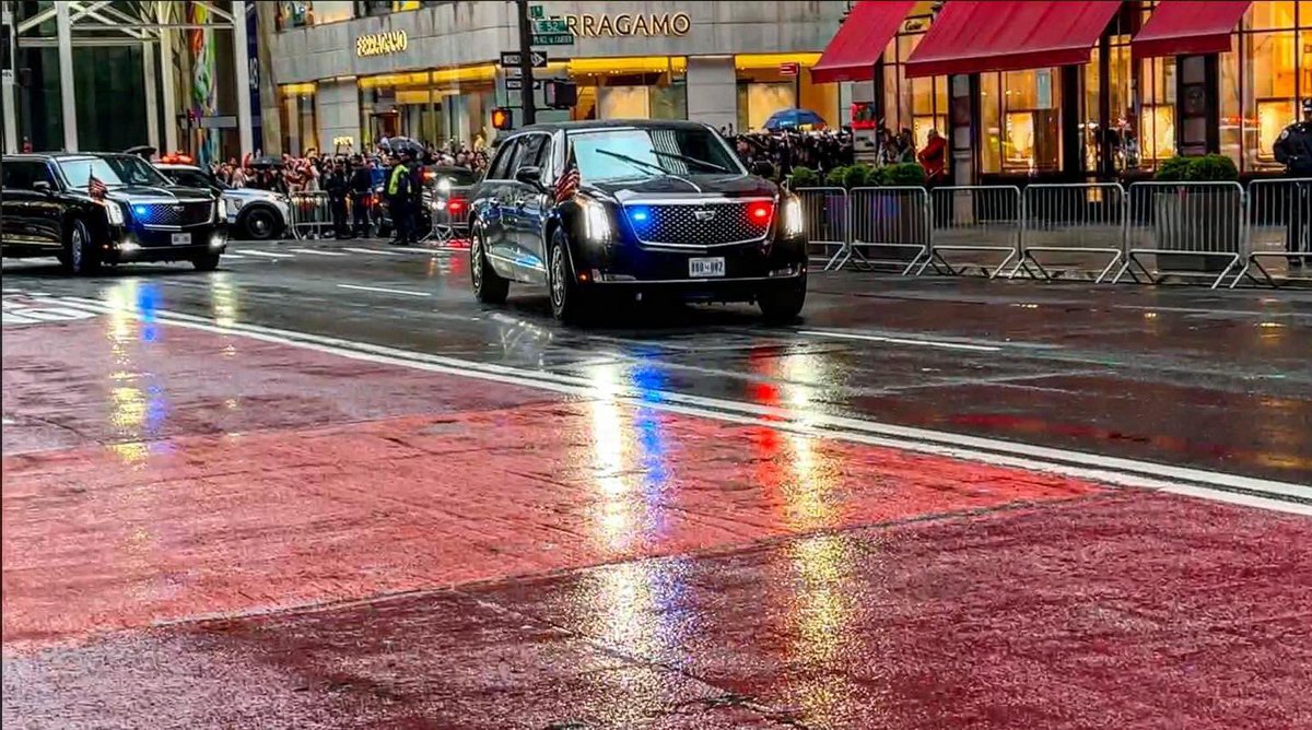 There were FOUR US Presidents on Fifth Avenue today. Three were in limos and one has 88 felony indictments #Biden #Obama #Clinton #Trump