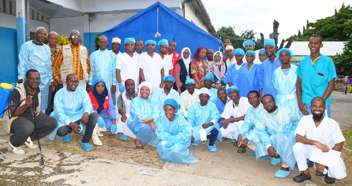 OMSComores's tweet photo. Le personnel de santé du centre de traitement du #choléra du #CHRIHombo est fortement engagé pour assurer une meilleure prise en charge des malades. Hier à Mutsamudu، @OMSComores et @UNICEFComores ont accompagné madame le Ministre @LoubYakouti dans une visite guidée du site. https://t.co/yhg9tDyDnP