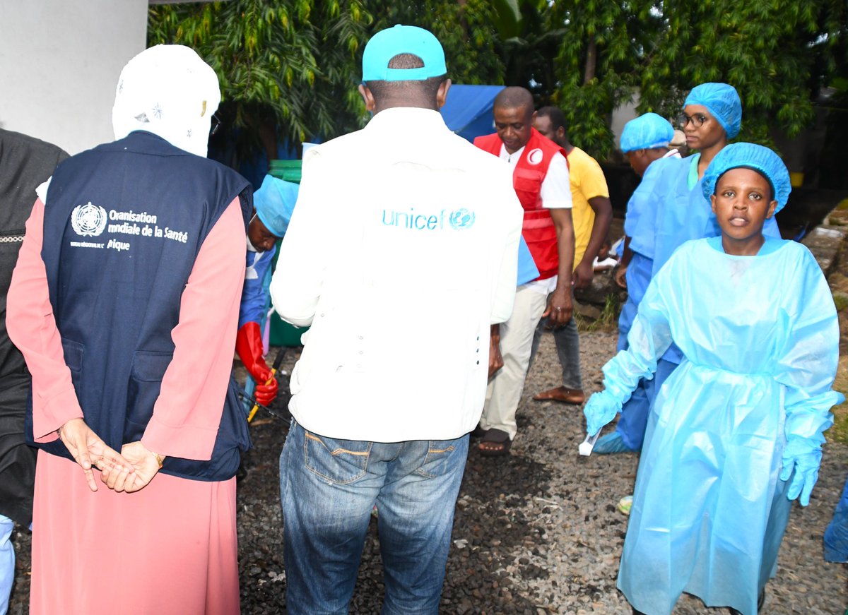 OMSComores's tweet photo. Le personnel de santé du centre de traitement du #choléra du #CHRIHombo est fortement engagé pour assurer une meilleure prise en charge des malades. Hier à Mutsamudu، @OMSComores et @UNICEFComores ont accompagné madame le Ministre @LoubYakouti dans une visite guidée du site. https://t.co/yhg9tDyDnP