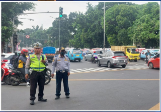 RadioElshinta's tweet photo. 09.28: @TMCPoldaMetro: Situasi arus lalu-lintas di sekitaran Tl. Hek Jl. Raya Bogor yang mengarah Pasar Rebo, Taman Mini, dan Cililitan terpantau ramai lancar.
#ElshintaLongWeekend https://t.co/YlnEZ5NLVQ