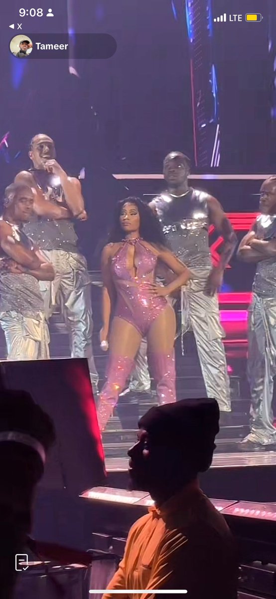 RisIdgaf's tweet photo. And as we #smartbarbs #realbarbs predicted it’s gettn better NEW each show she gettn more comfortable she using her time management she feels and looks better then ever I love u nickiiii #GagCityNewark #PinkFriday2GagCityWorldTour #SOLDOUTMINAJ 🦄 https://t.co/jAQ92JIkPa