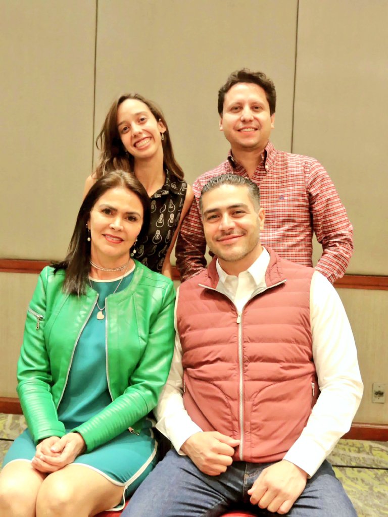 La familia perfecta para Benito Juárez @LetyVarela @CamMttz @OHarfuch y @Pablo_Hdez